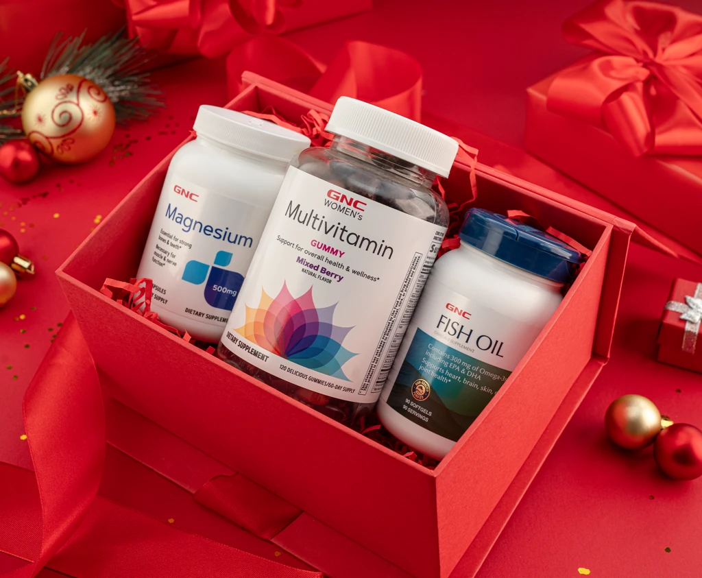 Women: composición navideña original con GNC Fish Oil, GNC Magnesium, GNC Women’s Multivitamin Gummy